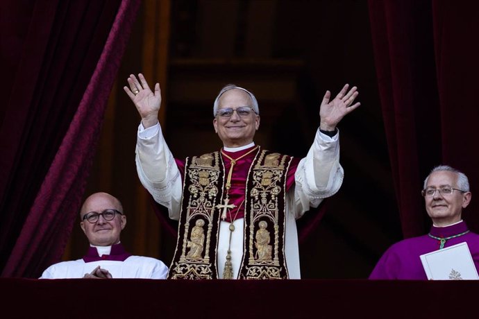 El cardenal Robert Prevost, elegido Papa, saluda a los fieles en la plaza de San Pedro