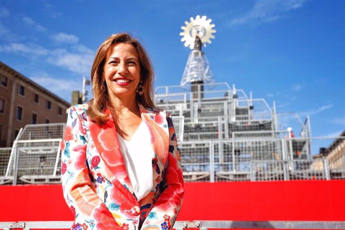Archivo - La alcaldesa de Zaragoza, Natalia Chueca, con la imagen de la Virgen del Pilar recién colocada en la estructura, al fondo.