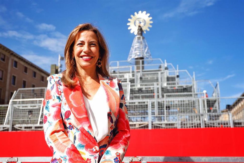 Archivo - La alcaldesa de Zaragoza, Natalia Chueca, con la imagen de la Virgen del Pilar recién colocada en la estructura, al fondo.