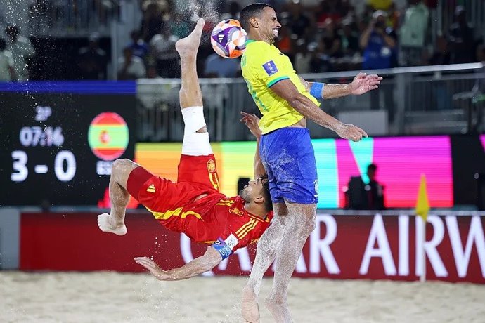Lance de un partido entre Brasil y España durante el Mundial masculino de fútbol playa.