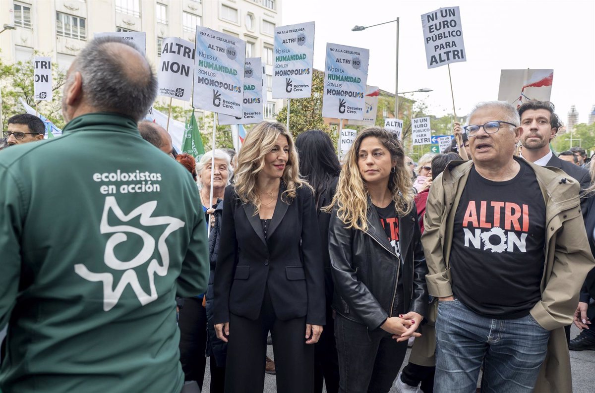 Yolanda Díaz, Sumar, Podemos, BNG y ecologistas apoyan una concentración contra Altri en las inmediaciones del Congreso
