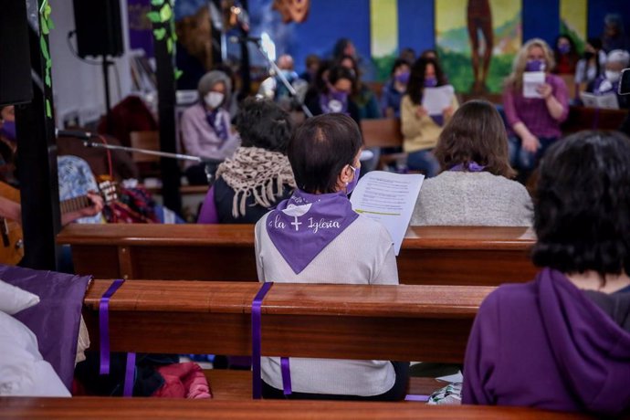 Archivo - Varias mujeres participan en la segunda movilización de la Revuelta de Mujeres en la Iglesia de Madrid, en la Parroquia de San Carlos Barromeo, en Madrid (España) a 7 de marzo de 2021. 