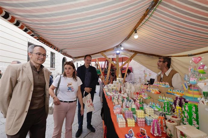 El concejal de Comercio, Mercados y Consumo, Víctor Marrín, en la inauguración del Mercado Castellano.