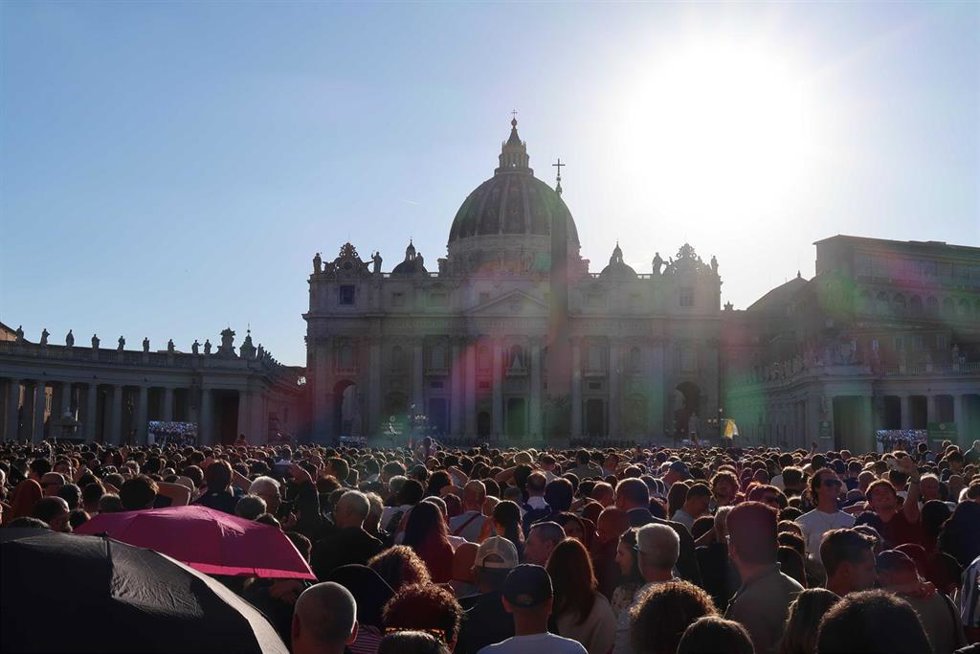 Fumata blanca vista desde la plaza de San Pedro del Vaticano