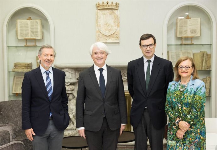 Foto familia del debate con motivo del Día de Europa organizado por el Consejo General de la Abogacía Española.