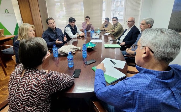 La delegada territorial, Soledad Aranda, en la reunión mantenida con representantes de las organizaciones agrarias y cooperativas de la zona incluida dentro del plan de actuación puesto en marcha por la afección del algodoncillo.