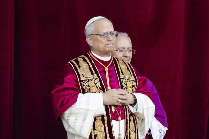 08 May 2025, Vatican, Vatican City: The newly elected Pope Leo XIV (L), the American Robert Prevost, appears on the balcony of St. Peter's Basilica in the Vatican after the Papal Conclave. Photo: Marijan Murat/dpa