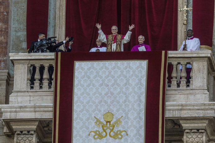 08 May 2025, Vatican, Vatican City: The newly elected Pope Leo XIV (C), the American Robert Prevost, appears on the balcony of St. Peter's Basilica in the Vatican after the Papal Conclave. Photo: Oliver Weiken/dpa