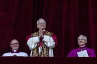 El nuevo Papa recupera la tradición de Benedicto XVI al presentarse al mundo con muceta roja y estola