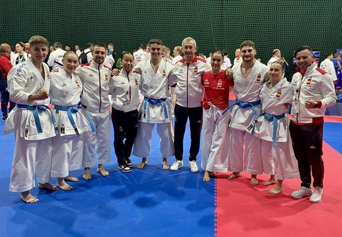 Los dos equipos de kata posan tras lograr el pase a sus finales del Europeo de Karate de 2025