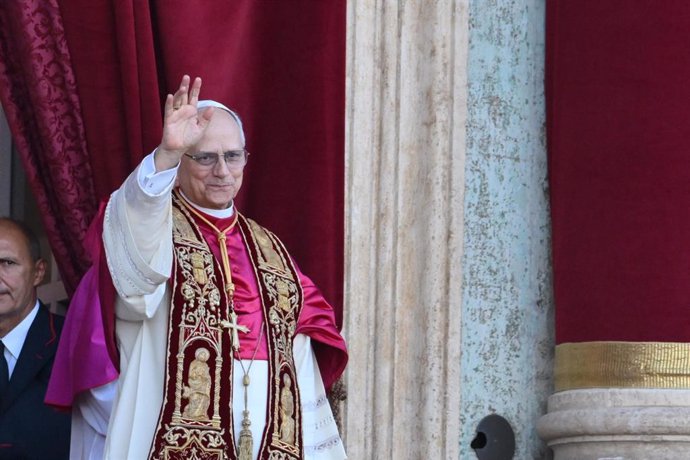 8 de maio de 2025, Cidade do Vaticano, CIDADE DO VATICANO: O recém-eleito Papa Leão XIV, Cardeal Robert Francis Prevost, dos EUA, abençoa os fiéis da loggia central da Basílica de São Pedro, na Cidade do Vaticano, em 08 de maio de 2025.ANSA/ALESSANDRO DI 