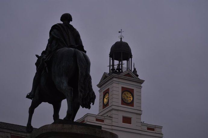 Archivo - El Reloj de la Puerta del Sol durante su puesta a punto visto desde fuera, a 20 de diciembre de 2022, en Madrid (España). El relojero Jesús López Terradas es el encargado del mantenimiento y la puesta a punto de la maquinaria del reloj, y destac