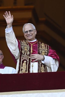 El cardenal Robert Prevost, Papa León XIV, el Papa número 267 de la historia, comparece ante sus fieles, en el balcón de la Basílica de San Pedro, a 8 de mayo de 2025, en La Ciudad del Vaticano (El Vaticano). El humo de la cuarta fumata del Cónclave para 