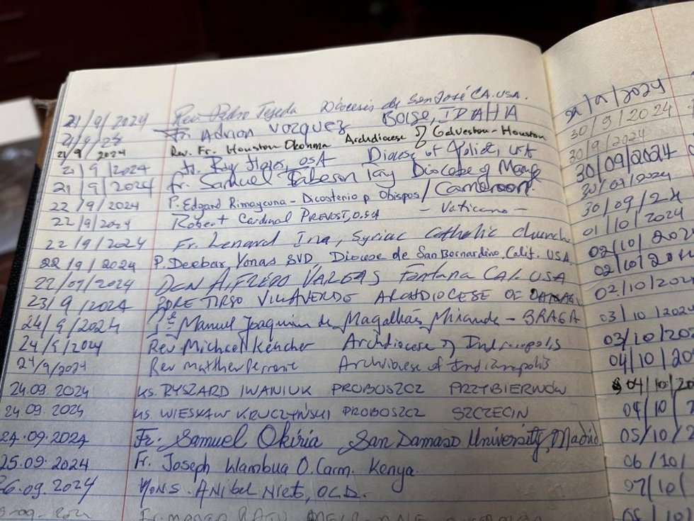 Libro de firmas de la Basílica de La Santa, con el nombre del nuevo Papa, en la 7 linea