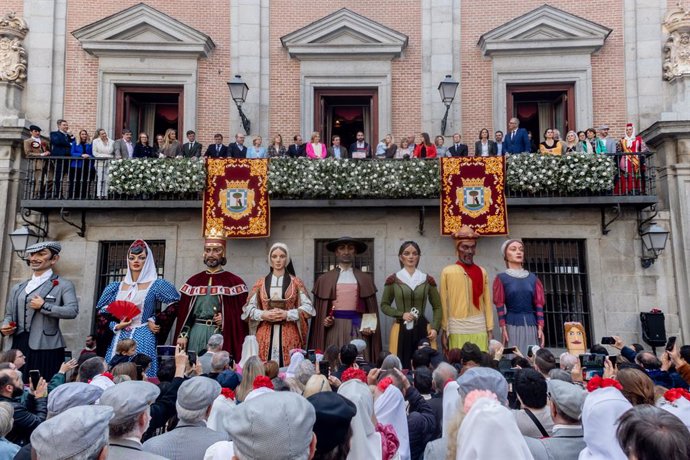 El futbolista Dani Carvajal pronuncia el pregón de las Fiestas de San Isidro 2025, en el balcón de la Casa de la Villa, a 8 de mayo de 2025, en Madrid (España). La lectura del pregón supone el comienzo de las Fiestas de San Isidro, hasta el 15 de mayo, ll