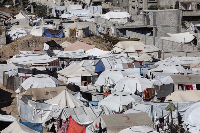 5 de maio de 2025, Cidade de Gaza, Faixa de Gaza, Território Palestino: Barracas de palestinos deslocados internamente, que fugiram do norte da Faixa de Gaza e do leste da Cidade de Gaza, montadas no estádio Al Yarmouk, no centro da Cidade de Gaza, na Fai
