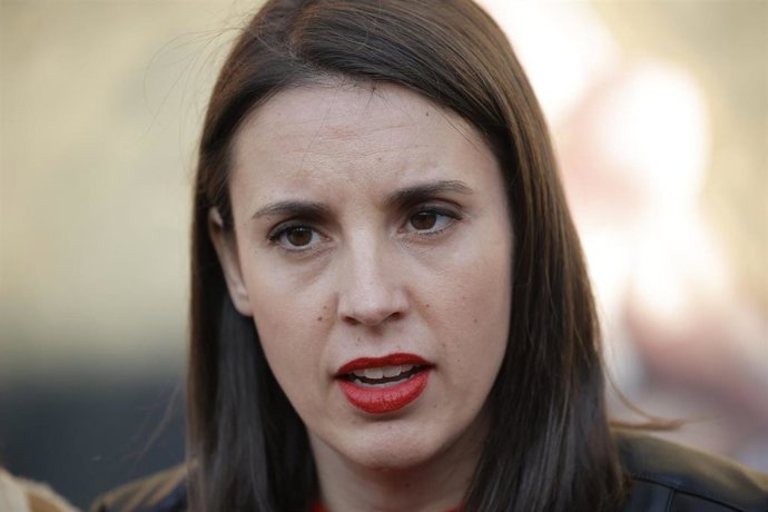 La eurodiputada de Podemos, Irene Montero, atiende a los medios de comunicación antes de un acto de Podemos, en el espacio social y cultural Nau Bostik, a 9 de abril de 2025, en Barcelona, Cataluña (España). Este acto precede la Quinta Asamblea del partid