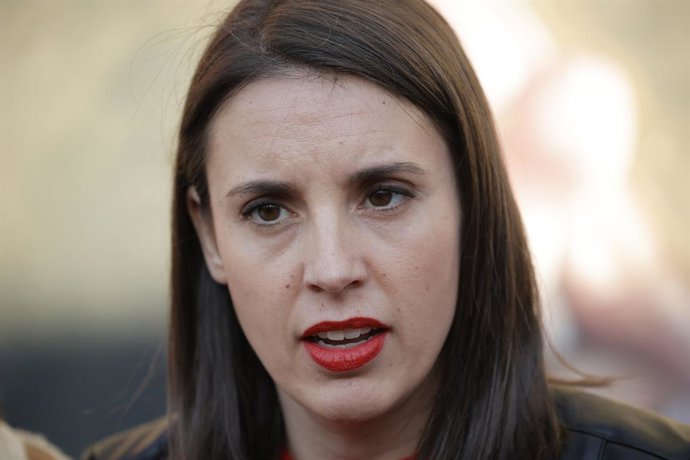 La eurodiputada de Podemos, Irene Montero, atiende a los medios de comunicación antes de un acto de Podemos, en el espacio social y cultural Nau Bostik, a 9 de abril de 2025, en Barcelona, Cataluña (España). Este acto precede la Quinta Asamblea del partid