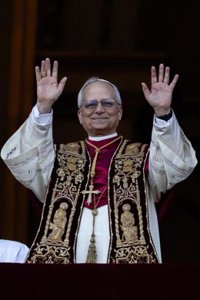 El Papa de la paz y el primero en leer un discurso escrito en su primer saludo, según la prensa italiana