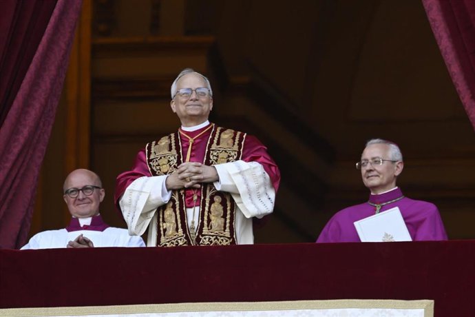 El cardenal Robert Prevost, Papa León XIV, el Papa número 267 de la historia, comparece ante sus fieles, en el balcón de la Basílica de San Pedro, a 8 de mayo de 2025, en La Ciudad del Vaticano (El Vaticano). El humo de la cuarta fumata del Cónclave para 