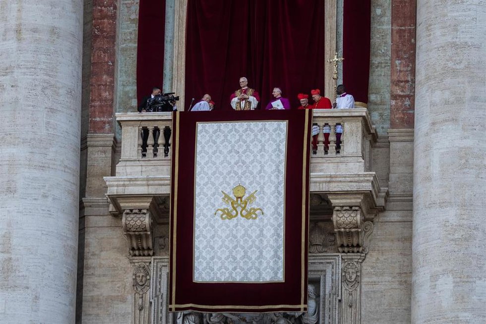 08 May 2025, Vatican, Vatican City: The newly elected Pope Leo XIV (C), the American Robert Prevost, appears on the balcony of St. Peter's Basilica in the Vatican after the Papal Conclave. Photo: Oliver Weiken/dpa