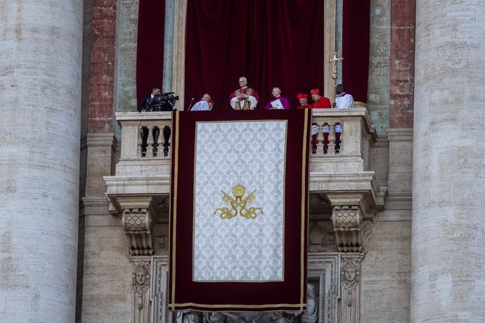 08 May 2025, Vatican, Vatican City: The newly elected Pope Leo XIV (C), the American Robert Prevost, appears on the balcony of St. Peter's Basilica in the Vatican after the Papal Conclave. Photo: Oliver Weiken/dpa