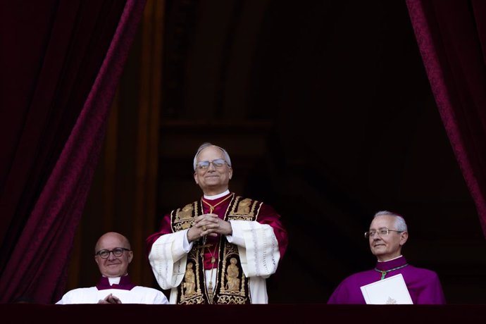 08 May 2025, Vatican, Vatican City: The newly elected Pope Leo XIV (C), the American Robert Prevost, appears on the balcony of St. Peter's Basilica in the Vatican after the Papal Conclave. Photo: Oliver Weiken/dpa