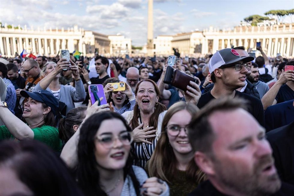 Fieles congregados en la Plaza de San Pedro celebran la elección del nuevo Papa.