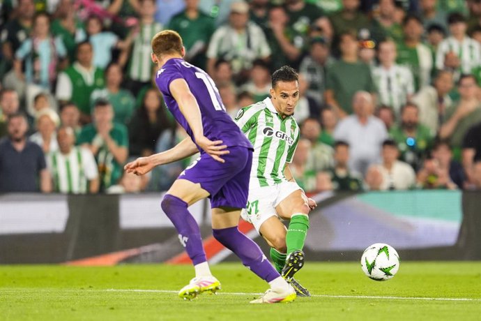 Antony Matheus dos Santos of Real Betis in action during the UEFA Europa Conference League Semi Final First Leg, football match played between Real Betis and ACF Fiorentina at Benito Villamarin stadium on May 1, 2025, in Sevilla, Spain.