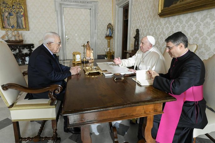 Archivo - El presidente de la Autoridad Palestina, Mahmud Abbás, durante una recepción con el difunto Papa Francisco en el Vaticano 