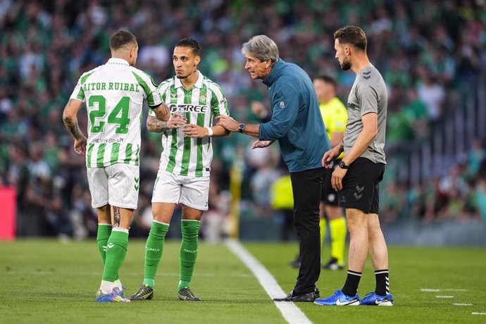 Manuel Pellegrini, técnico do Real Betis, gesticula durante a partida de futebol da primeira mão da semifinal da UEFA Europa Conference League, disputada entre o Real Betis e a ACF Fiorentina no estádio Benito Villamarin, em 1º de maio de 2025, em Sevilha
