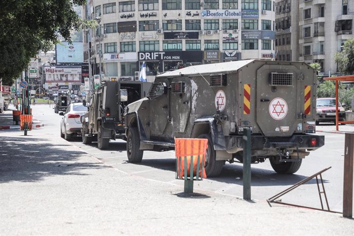 Veículos do exército israelense na cidade de Nablus, na Cisjordânia