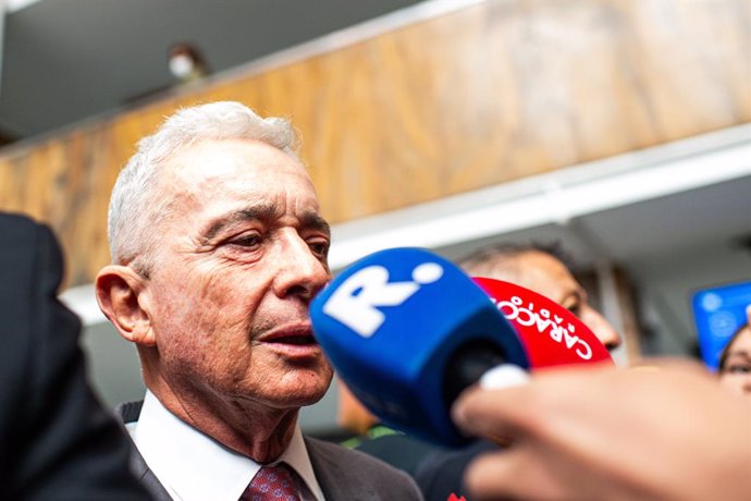 Archivo - Arquivo - 10 de fevereiro de 2025, Bogotá, Cundinamarca, Colômbia: O ex-presidente colombiano Alvaro Uribe Velez fala à mídia durante o julgamento por manipulação de testemunhas do ex-presidente da Colômbia Alvaro Uribe Velez, em Bogotá, Colômbi