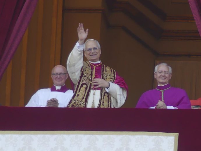 8 de maio de 2025, %G: (int) fumaça branca vista quando o cardeal robert francis prevost é escolhido como o novo papa. 8 de maio de 2025, cidade do vaticano, roma, itália: cardeal robert francis prevost escolhido como papa para os 1,4 bilhão de católicos 