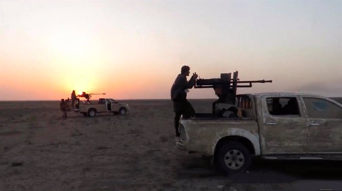 Archivo - 13 de janeiro de 2016 - Deir Ez-Zor, Síria - Um vídeo de propaganda do ISIS mostrando militantes do Estado Islâmico durante batalhas ao pôr do sol ao longo da fronteira do Iraque e da Síria em uma área descrita como Wilayah al-Khayr, em 13 de ja