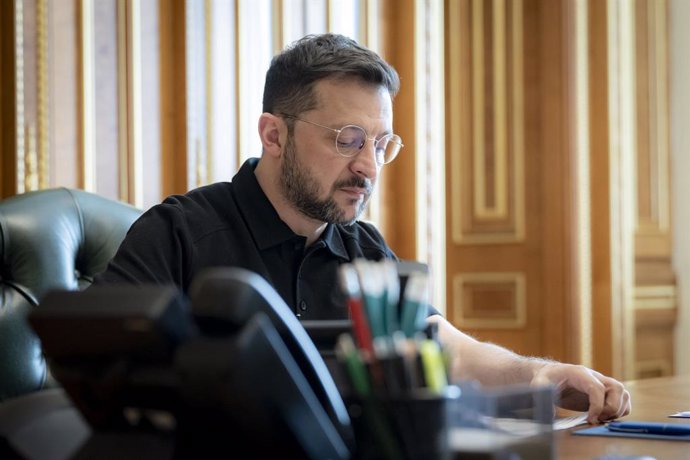 8 de maio de 2025, Kiev, Oblast de Kiev, Ucrânia: O presidente ucraniano Volodymyr Zelenskyy participa de uma conversa telefônica com o novo chanceler alemão Friedrich Merz em seu escritório no Palácio Mariinskyi, em 8 de maio de 2025, em Kiev, Ucrânia.