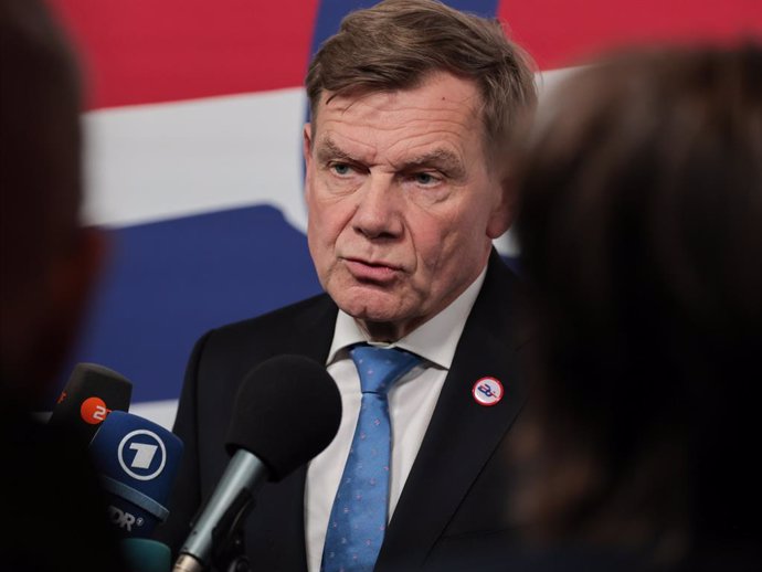 7 de maio de 2025, Varsóvia, Polônia: O Ministro das Relações Exteriores da Alemanha, Johann Wadephul, fala à mídia durante a reunião informal dos Ministros das Relações Exteriores da UE.