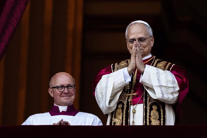 08 de maio de 2025, Vaticano, Cidade do Vaticano: O recém-eleito Papa Leão XIV (à direita), o americano Robert Prevost, aparece na sacada da Basílica de São Pedro, no Vaticano, após o Conclave Papal. Foto: Oliver Weiken/dpa