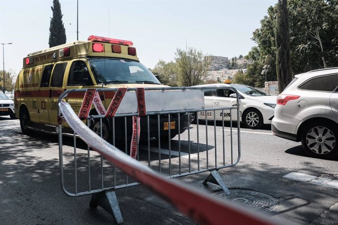 Archivo - Arquivo - 21 de setembro de 2020, Jerusalém, Israel: Uma ambulância EMS em uma situação de emergência luta para se livrar do congestionamento de tráfego criado por bloqueios de estradas da polícia que impõem um segundo bloqueio nacional de três 