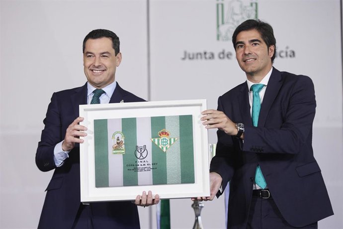 Archivo - El presidente del Real Betis, Ángel Haro, (d) hace entrega de un recuerdo a el presidente de la Junta, Juanma Moreno, (i) tras ganar la Copa de SSMM el Rey en el Palacio de San Telmo, a 28 de abril de 2022 en Sevilla (Andalucía, España)