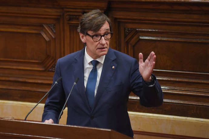 El presidente de la Generalitat de Catalunya, Salvador Illa, interviene durante el pleno del Parlament, a 6 de mayo de 2025, en Barcelona, Catalunya (España). Illa comparece frente a los diputados del Parlament para dar explicaciones, entre otros asuntos,
