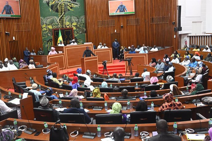 Archivo - DAKAR, Feb. 21, 2025  -- Senegalese Prime Minister Ousmane Sonko (at the podium and on the screens) speaks in front of the National Assembly in Dakar, Senegal, on Feb. 21, 2025. Senegalese Prime Minister Ousmane Sonko announced on Friday, in fro