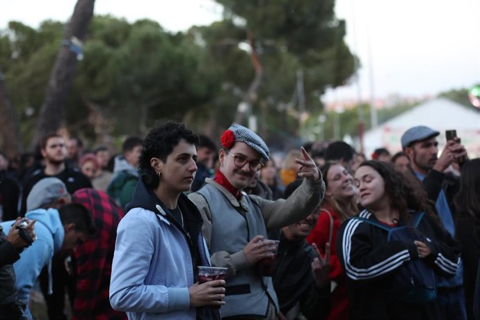 Archivo - Varias personas durante la actuación de la banda Biznaga en la Pradera de San Isidro durante las fiestas patronales, a 12 de mayo de 2023, en Madrid (España).