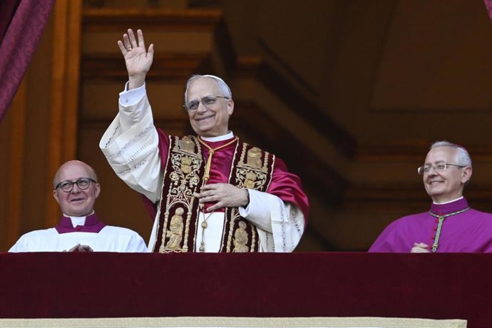 El cardenal Robert Prevost, Papa León XIV, el Papa número 267 de la historia, comparece ante sus fieles, en el balcón de la Basílica de San Pedro, a 8 de mayo de 2025, en La Ciudad del Vaticano (El Vaticano). 