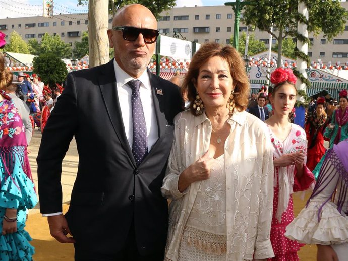 Ana Rosa Quintana y su marido, Juan Muñoz, en la Feria de Abril este jueves 8 de mayo