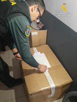 Agente precintando productos retirados