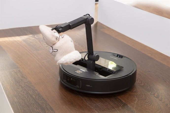 Archivo - Arquivo - O robô aspirador de pó Roborock Saros Z70 com braço robótico inteligente.