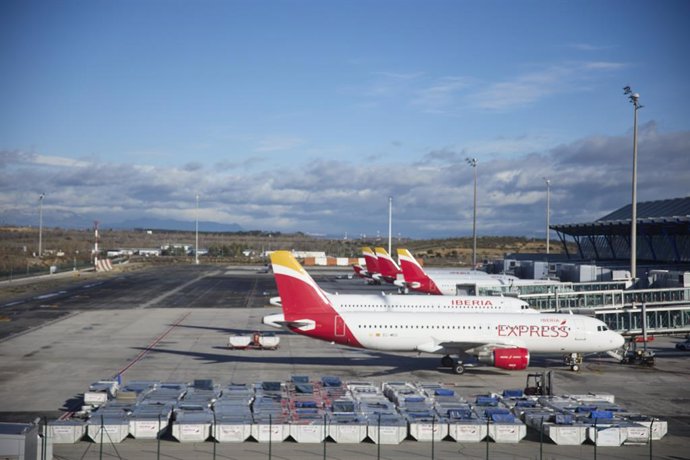 Archivo - Varios aviones de Iberia en el aeropuerto Adolfo Suárez, Madrid-Barajas, a 5 de enero de 2022, en Madrid (España). Durante esta semana, se ha producido el mayor aumento de incidencia acumulada desde que comenzó la pandemia, situándose en torno a