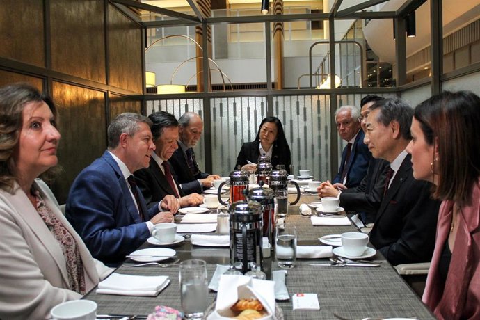 El presidente de Castilla-La Mancha, Emiliano García-Page, se reúne en Tokio (Japón), con los responsables de la compañía Japan Trade Bureau (JTB).
