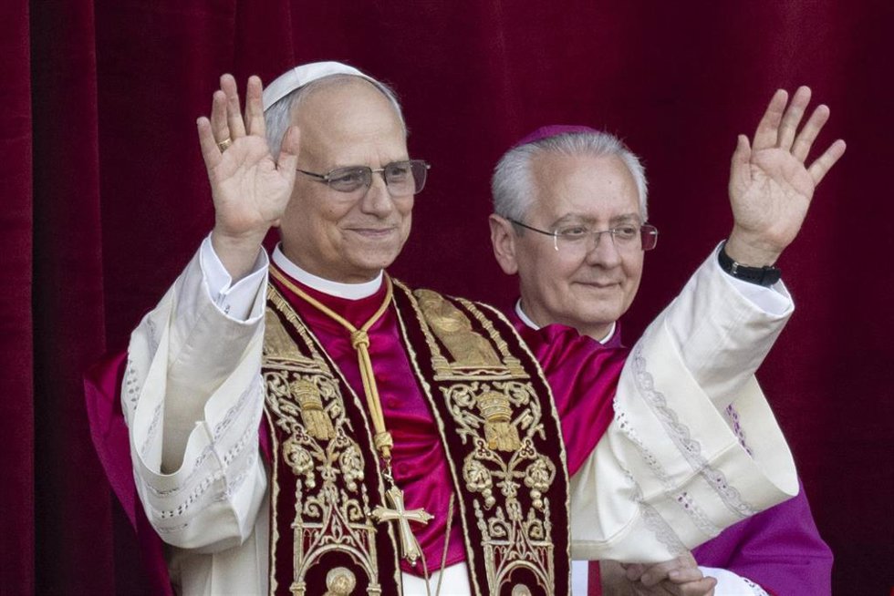 08 May 2025, Vatican, Vatican City: The newly elected Pope Leo XIV (L), the American Robert Prevost, appears on the balcony of St. Peter's Basilica in the Vatican after the Papal Conclave. Photo: Marijan Murat/dpa